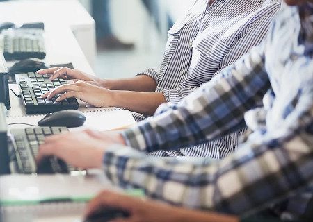 Students Typing at Their Computer_res Vernetzen